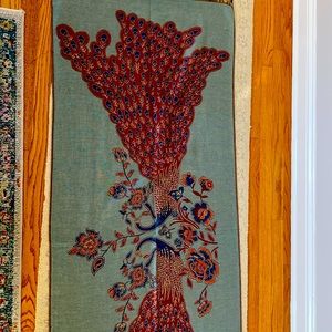 NWT Fringed Reversible scarf with peacock print